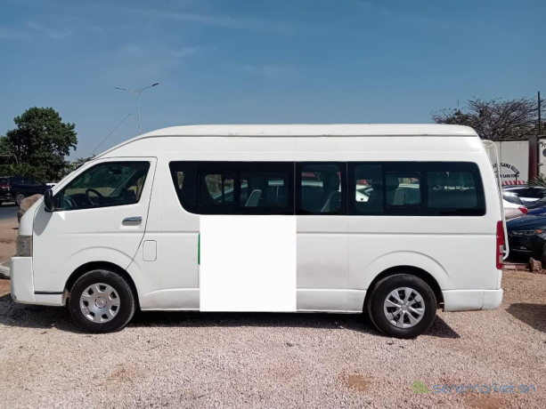 location-de-mini-bus-toyota-hiace-big-1