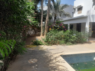 A vendre à saly Niakh Niakhal une villa de 4 pièces de 93m2 habitable avec piscine sur un terrain de 450m2 en titre foncier